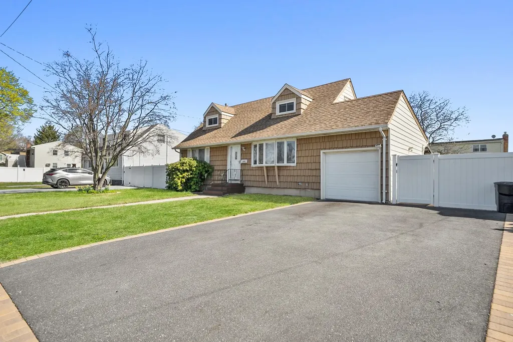 1045 N Hamilton Avenue Lindenhurst NY 11757
