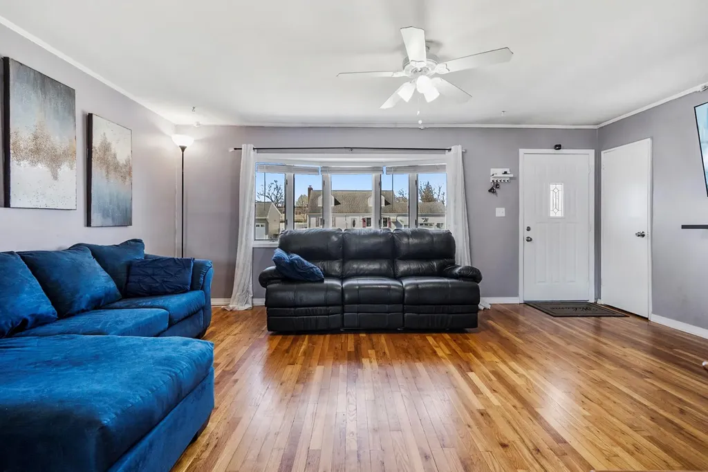 1045 N Hamilton Avenue Lindenhurst NY 11757
