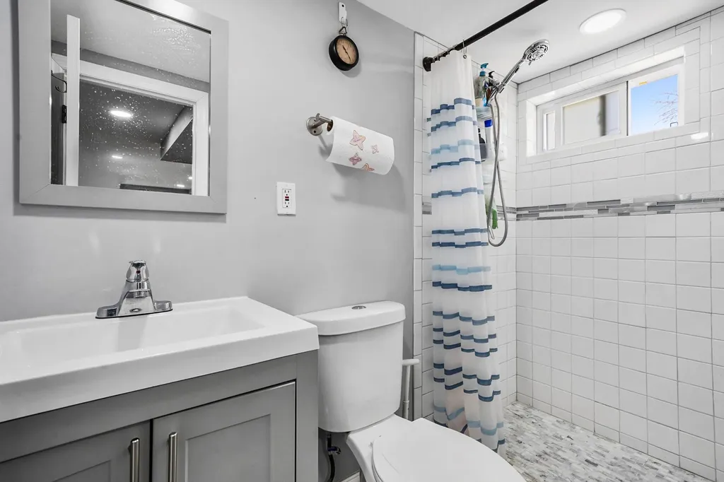 1045 N Hamilton Avenue Lindenhurst NY 11757