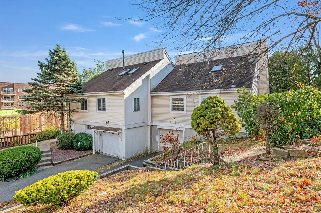 18/20 Wolfe Drive Spring Valley NY 10977