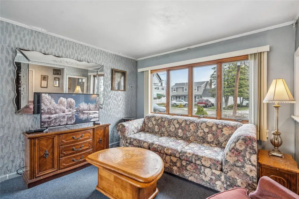 281 Meadowbrook Road Merrick NY 11566