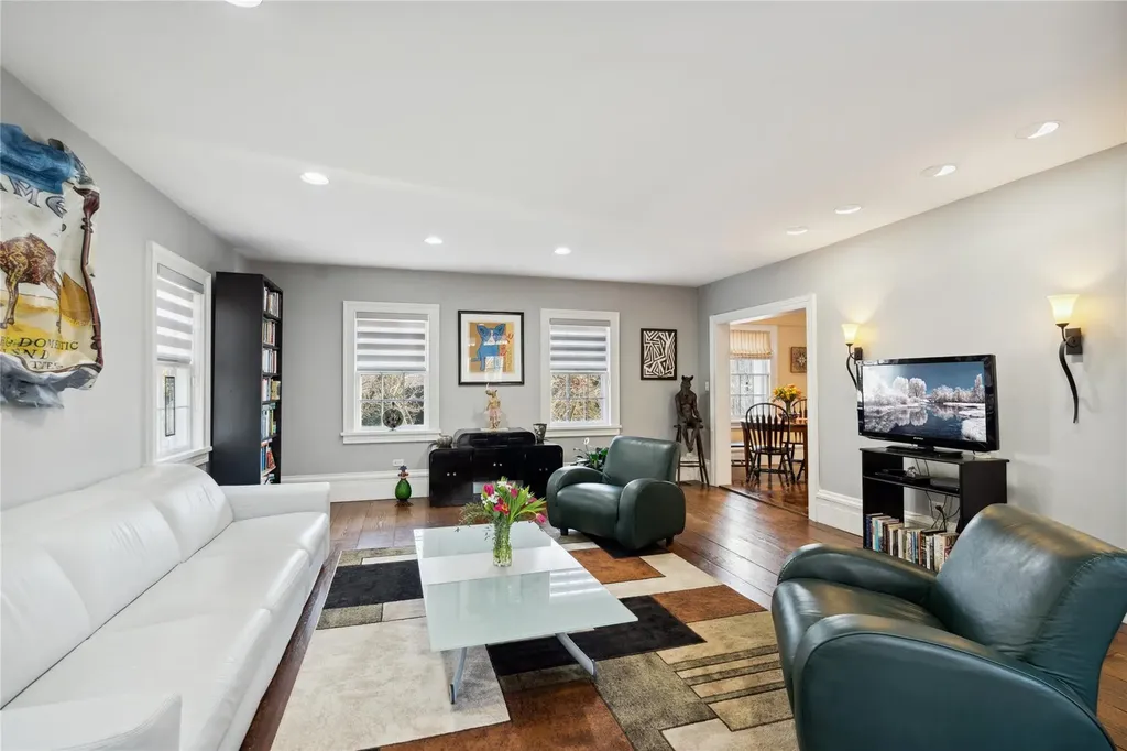 125 E Broadway Roslyn NY 11576