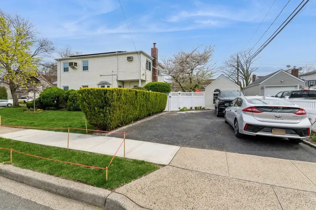 186 Stuart Road Valley Stream NY 11581