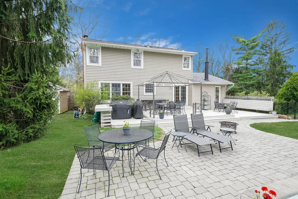 3 Standish Place Smithtown NY 11787