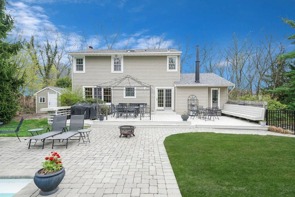 3 Standish Place Smithtown NY 11787
