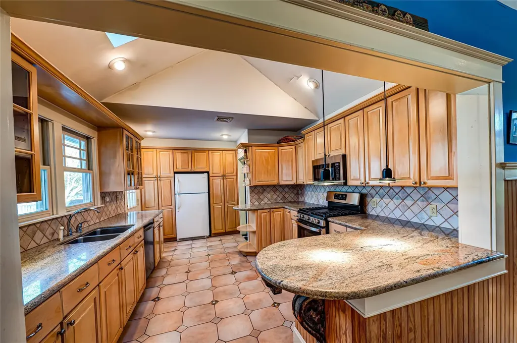 527 Lombardy Boulevard Brightwaters NY 11718
