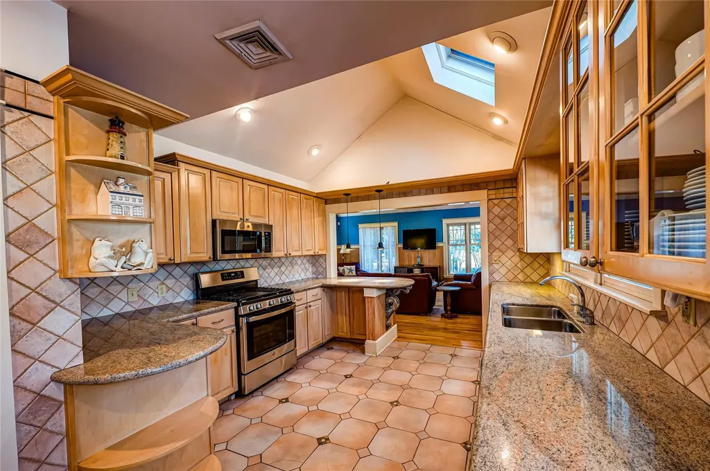527 Lombardy Boulevard Brightwaters NY 11718