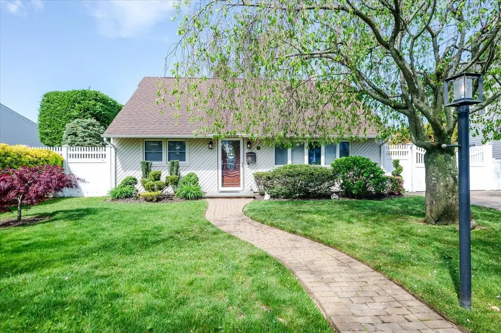 16 Roxbury Lane Massapequa NY 11758