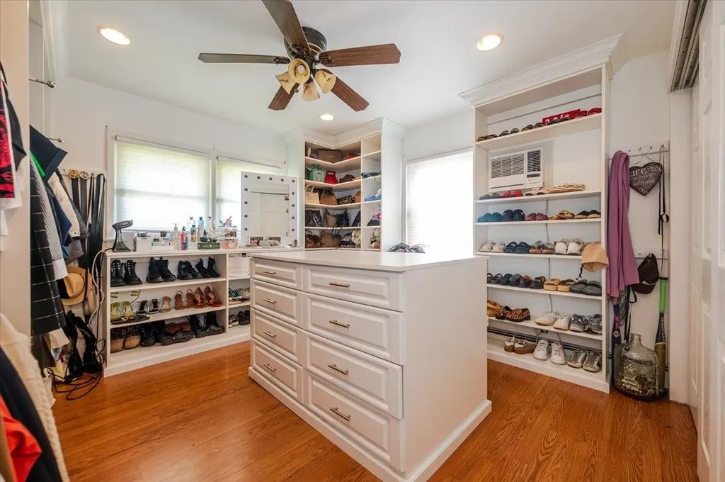 16 Roxbury Lane Massapequa NY 11758