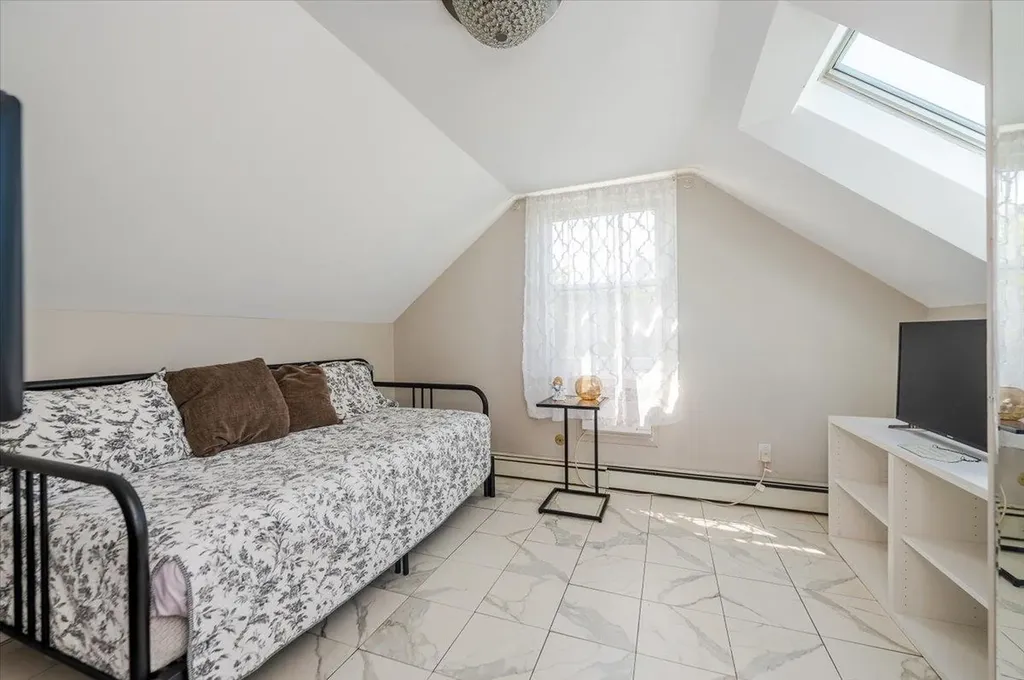 16 Roxbury Lane Massapequa NY 11758