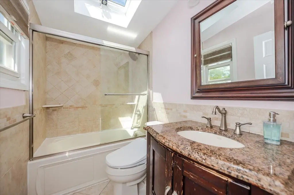 16 Roxbury Lane Massapequa NY 11758