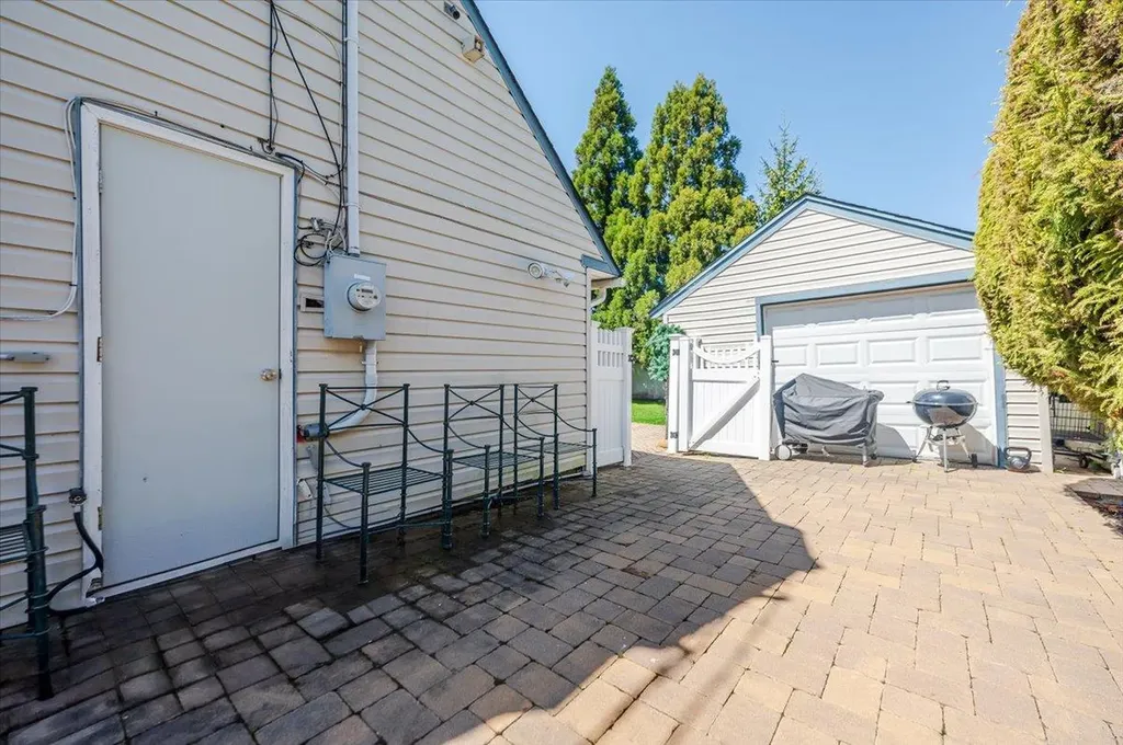 16 Roxbury Lane Massapequa NY 11758
