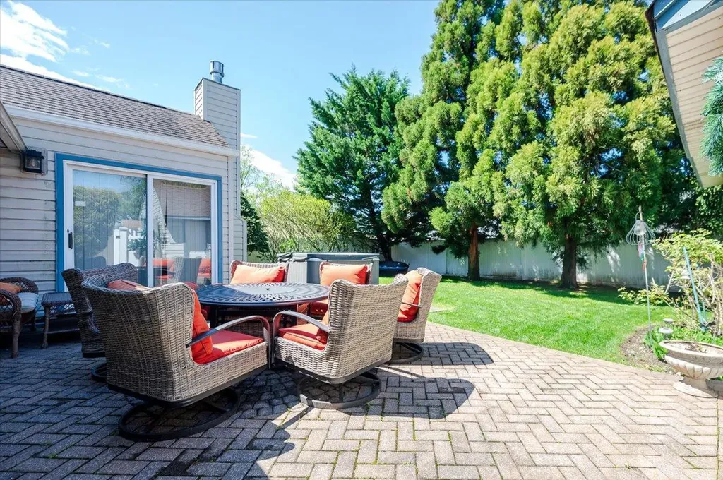 16 Roxbury Lane Massapequa NY 11758