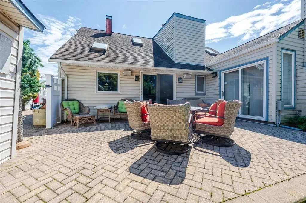 16 Roxbury Lane Massapequa NY 11758