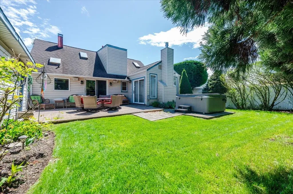 16 Roxbury Lane Massapequa NY 11758