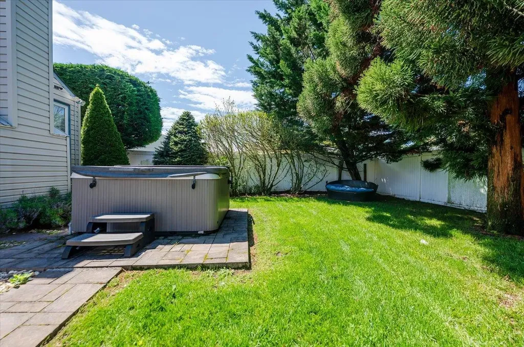 16 Roxbury Lane Massapequa NY 11758