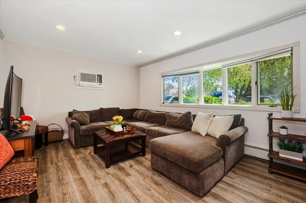 16 Roxbury Lane Massapequa NY 11758