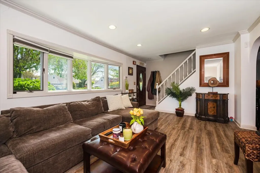 16 Roxbury Lane Massapequa NY 11758