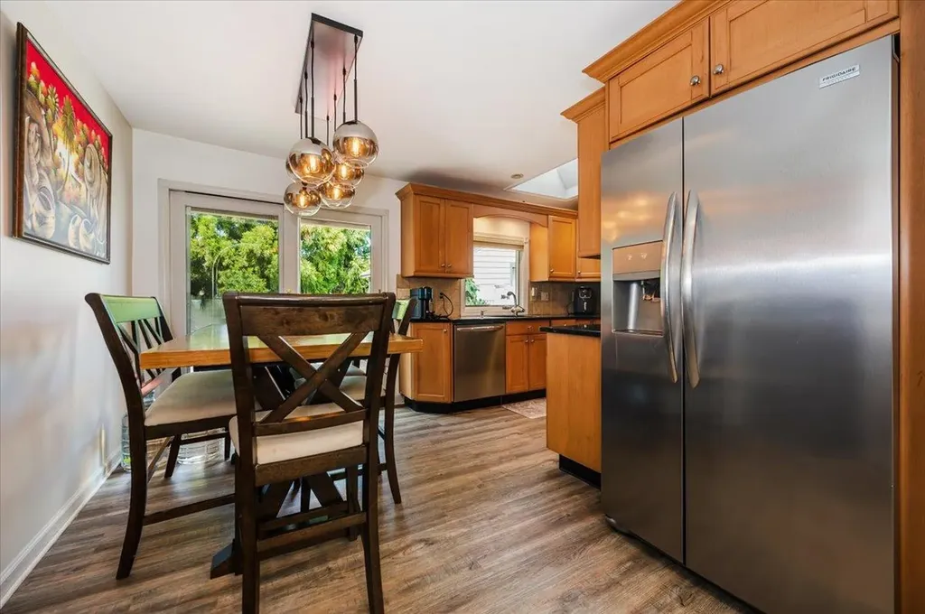 16 Roxbury Lane Massapequa NY 11758