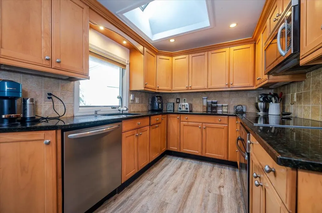 16 Roxbury Lane Massapequa NY 11758