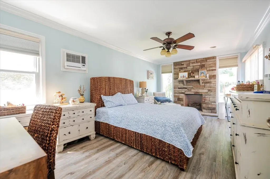 16 Roxbury Lane Massapequa NY 11758