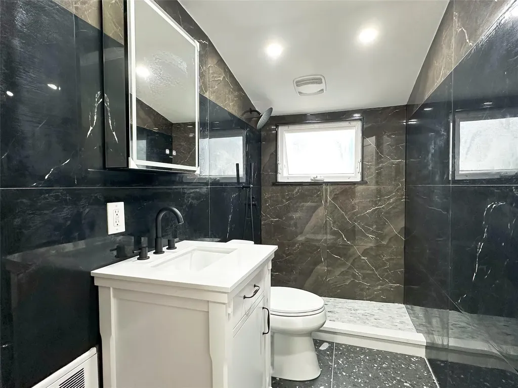 6 Rex Court Mineola NY 11501