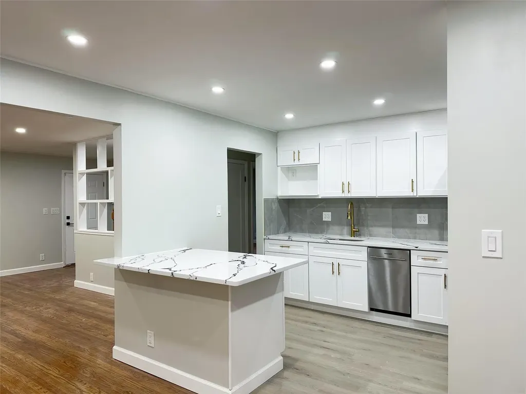 6 Rex Court Mineola NY 11501