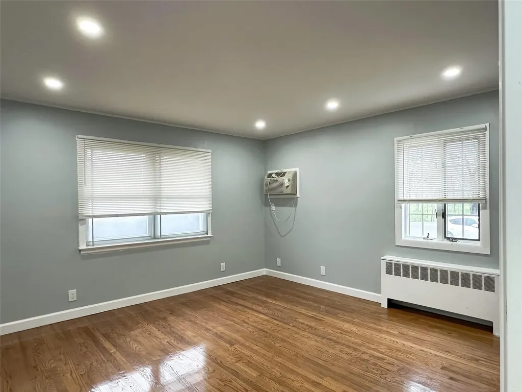6 Rex Court Mineola NY 11501