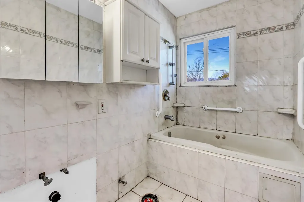 1 Thomas Avenue Bay Shore NY 11706
