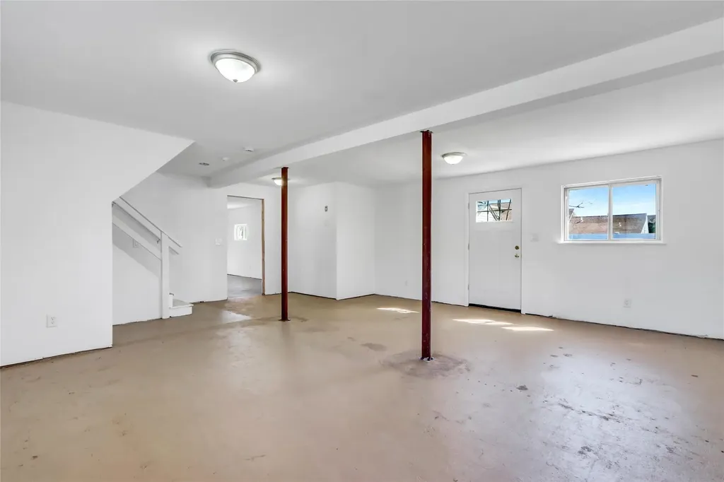 1 Thomas Avenue Bay Shore NY 11706
