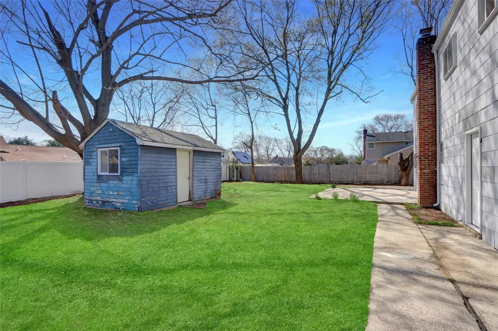 1 Thomas Avenue Bay Shore NY 11706