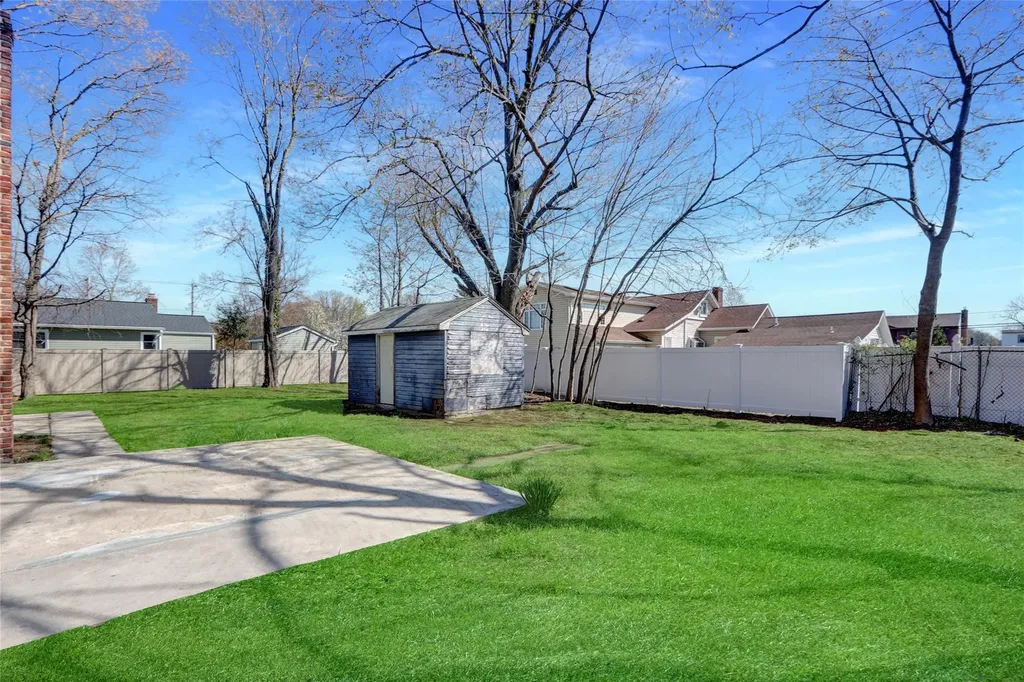 1 Thomas Avenue Bay Shore NY 11706