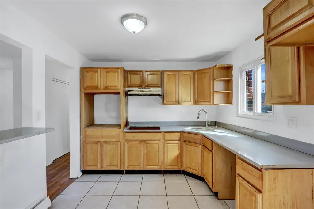 1 Thomas Avenue Bay Shore NY 11706