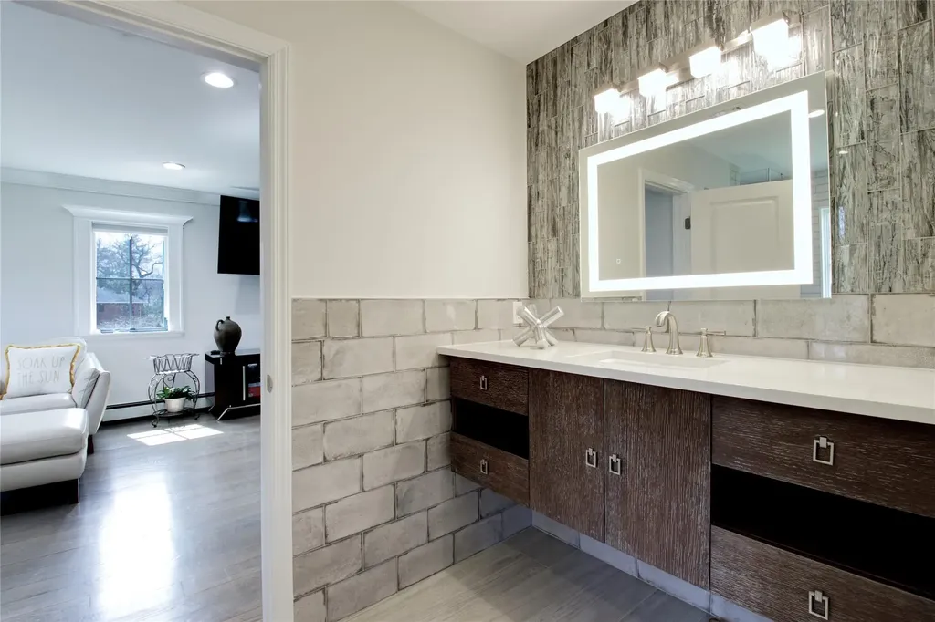72 Wheatley Road Old Westbury NY 11568