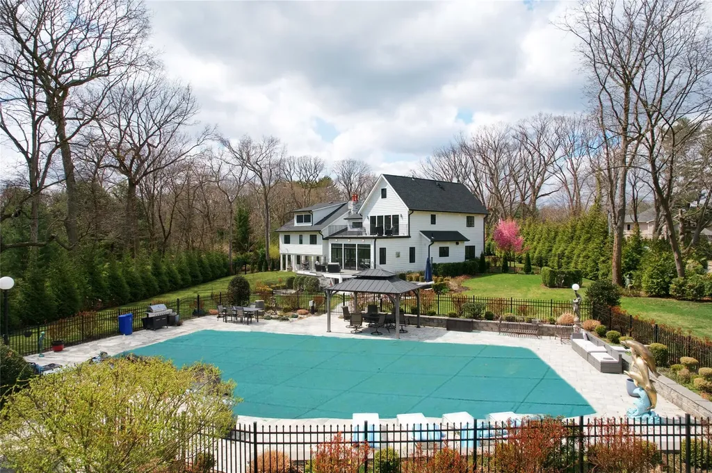 72 Wheatley Road Old Westbury NY 11568