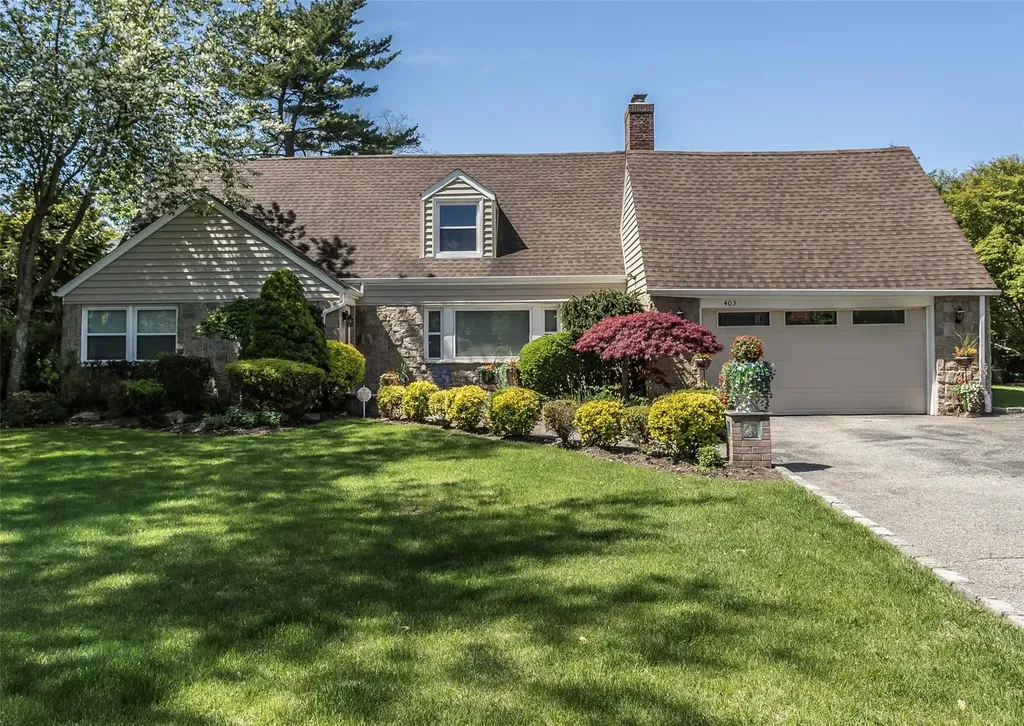 403 Titus Way East Williston NY 11596