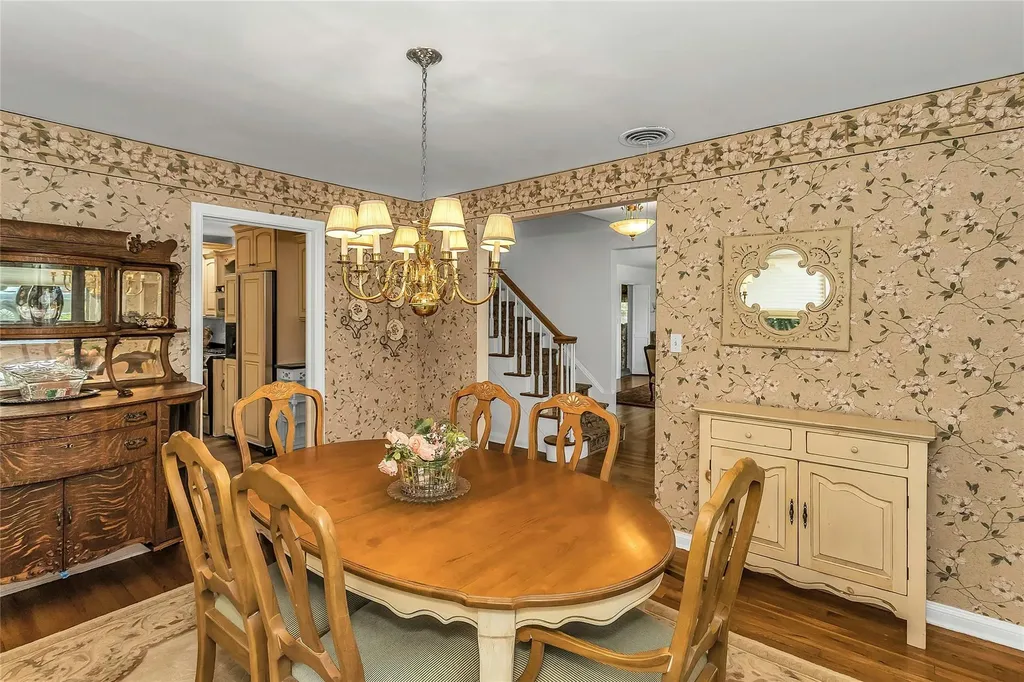 403 Titus Way East Williston NY 11596