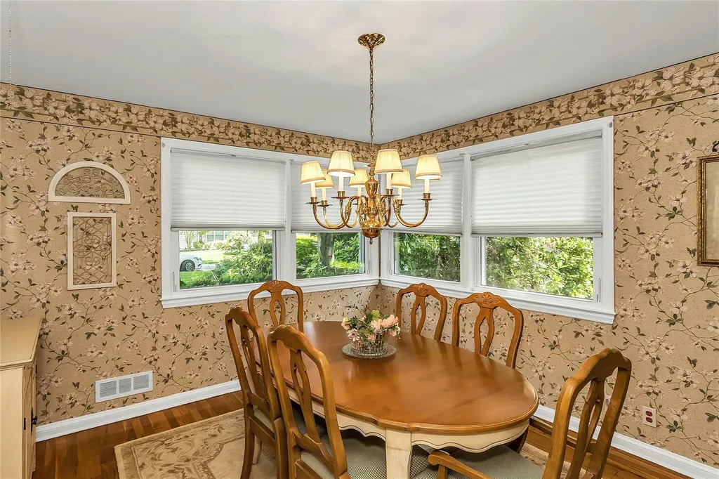 403 Titus Way East Williston NY 11596