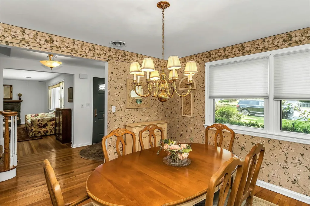 403 Titus Way East Williston NY 11596