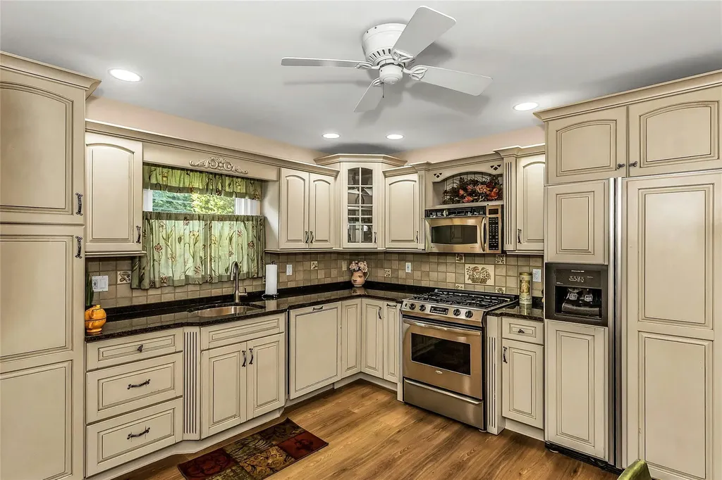 403 Titus Way East Williston NY 11596