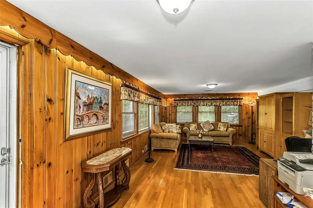 403 Titus Way East Williston NY 11596