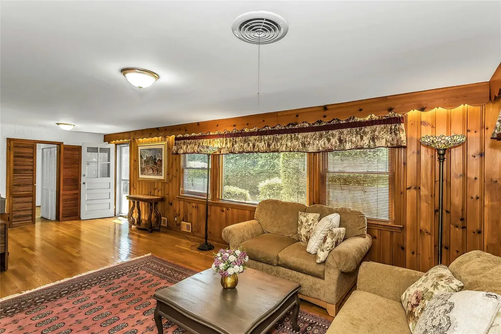 403 Titus Way East Williston NY 11596