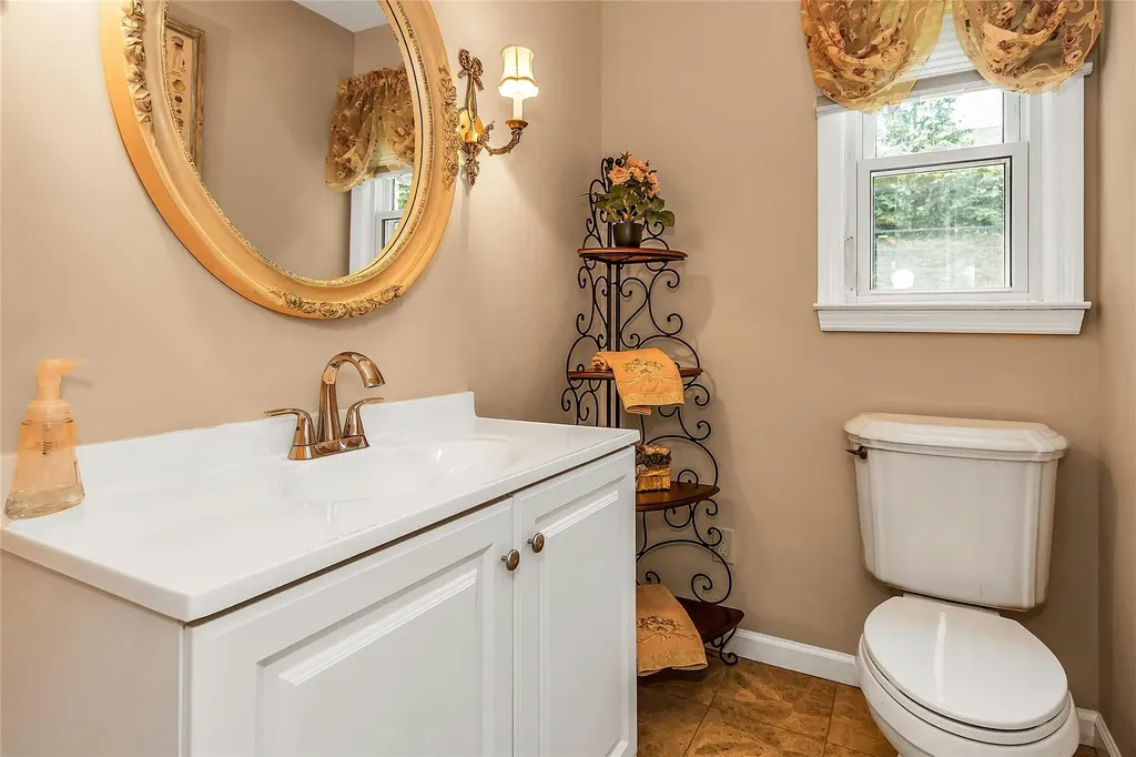 403 Titus Way East Williston NY 11596