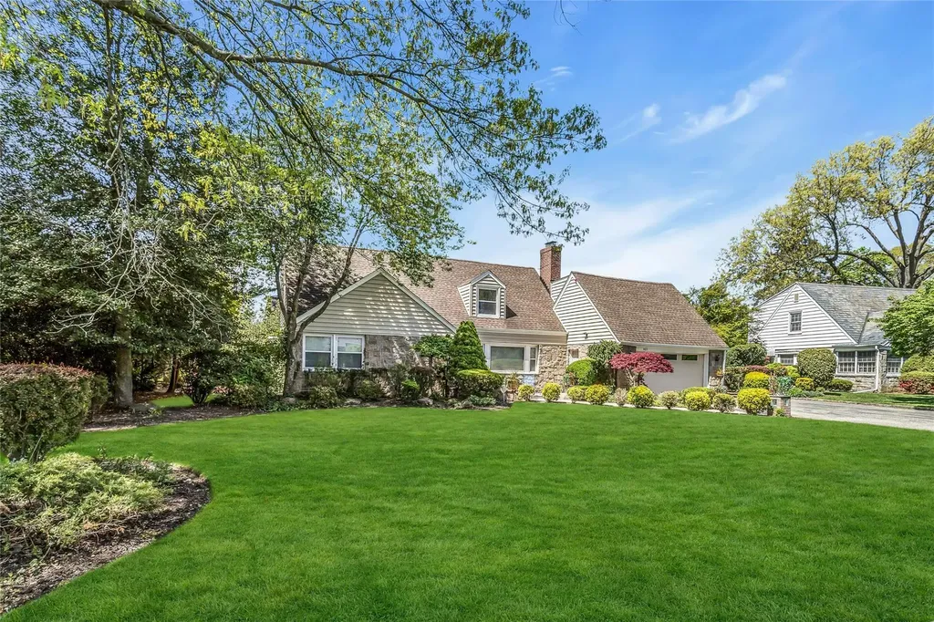 403 Titus Way East Williston NY 11596