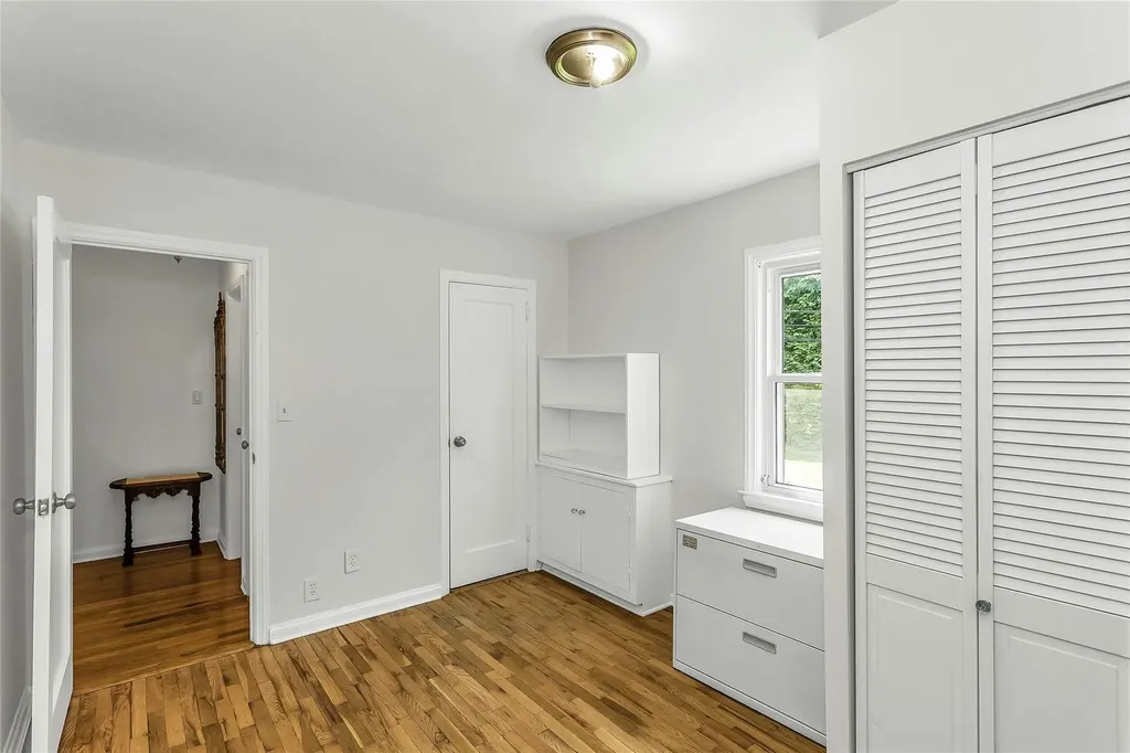 403 Titus Way East Williston NY 11596
