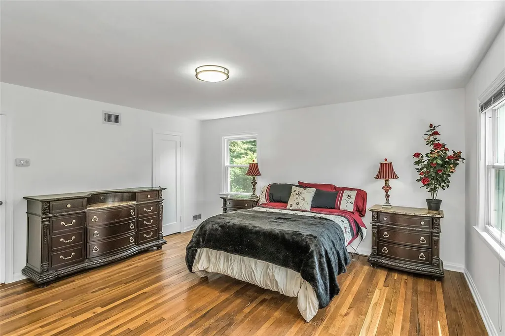 403 Titus Way East Williston NY 11596