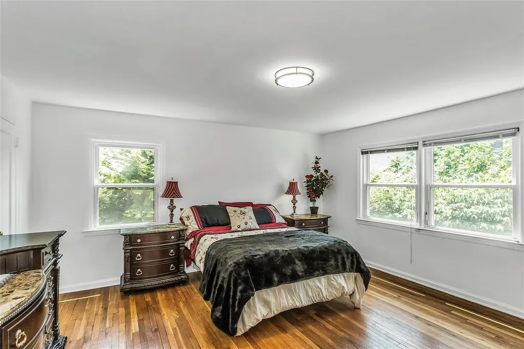 403 Titus Way East Williston NY 11596