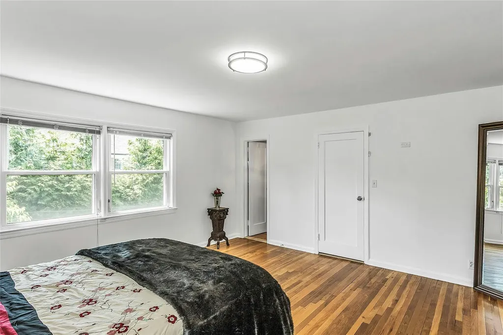 403 Titus Way East Williston NY 11596