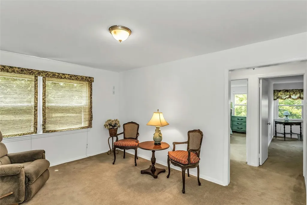 403 Titus Way East Williston NY 11596