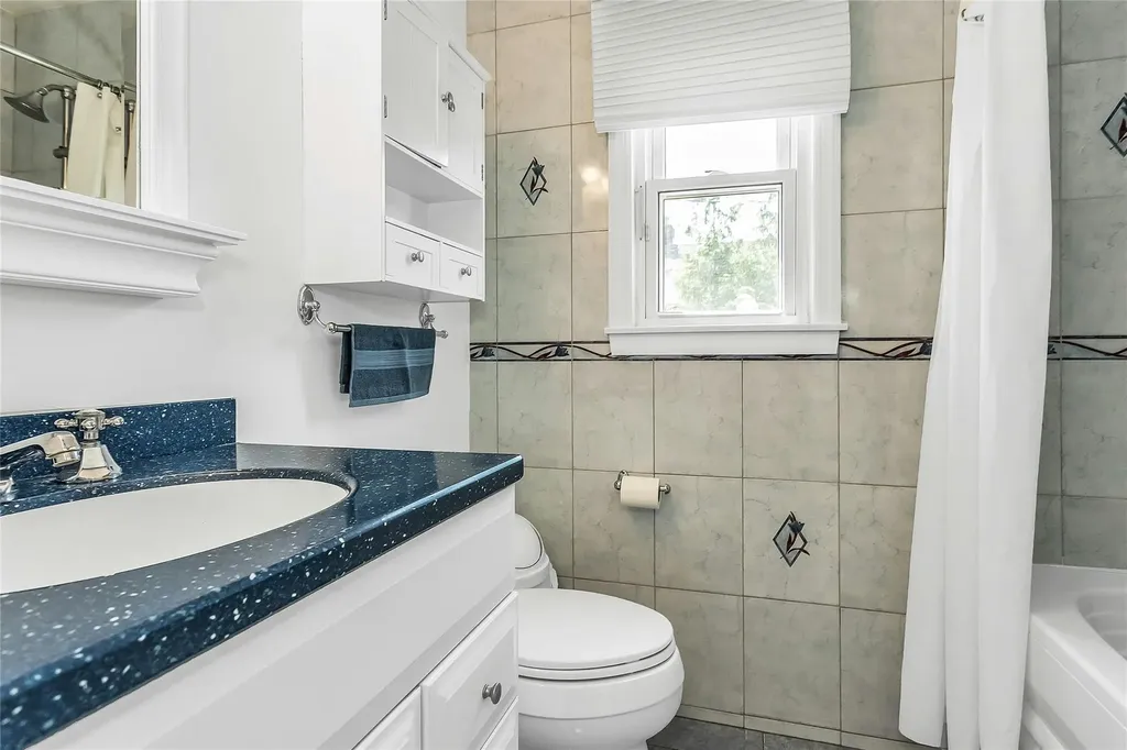 403 Titus Way East Williston NY 11596